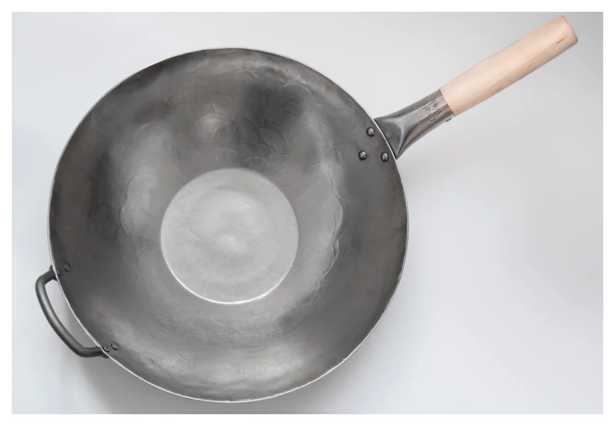 ووك Craft Wok من الفولاذ الكربوني المطروق يدويًا بقاعدة مسطّحة 14 بوصة مع مقبض خشبي ومقبض مساعد من الفولاذ (731W316)