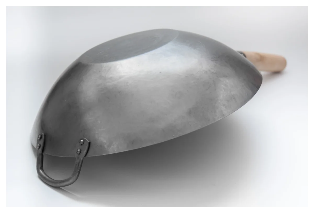 ووك Craft Wok من الفولاذ الكربوني المطروق يدويًا بقاعدة مسطّحة 14 بوصة مع مقبض خشبي ومقبض مساعد من الفولاذ (731W316)