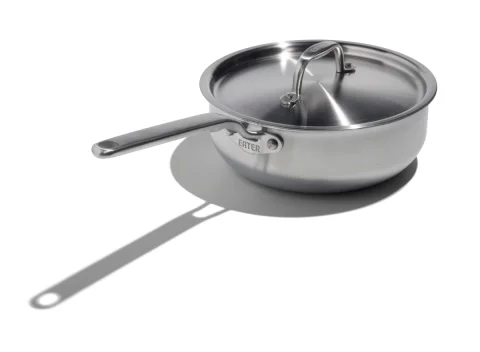 قدر صلصة منحني Eater x Heritage Steel خماسي الطبقات من الفولاذ المقاوم للصدأ بسعة 3 كوارت مع غطاء، صُنع في الولايات المتحدة (EAT-14309)