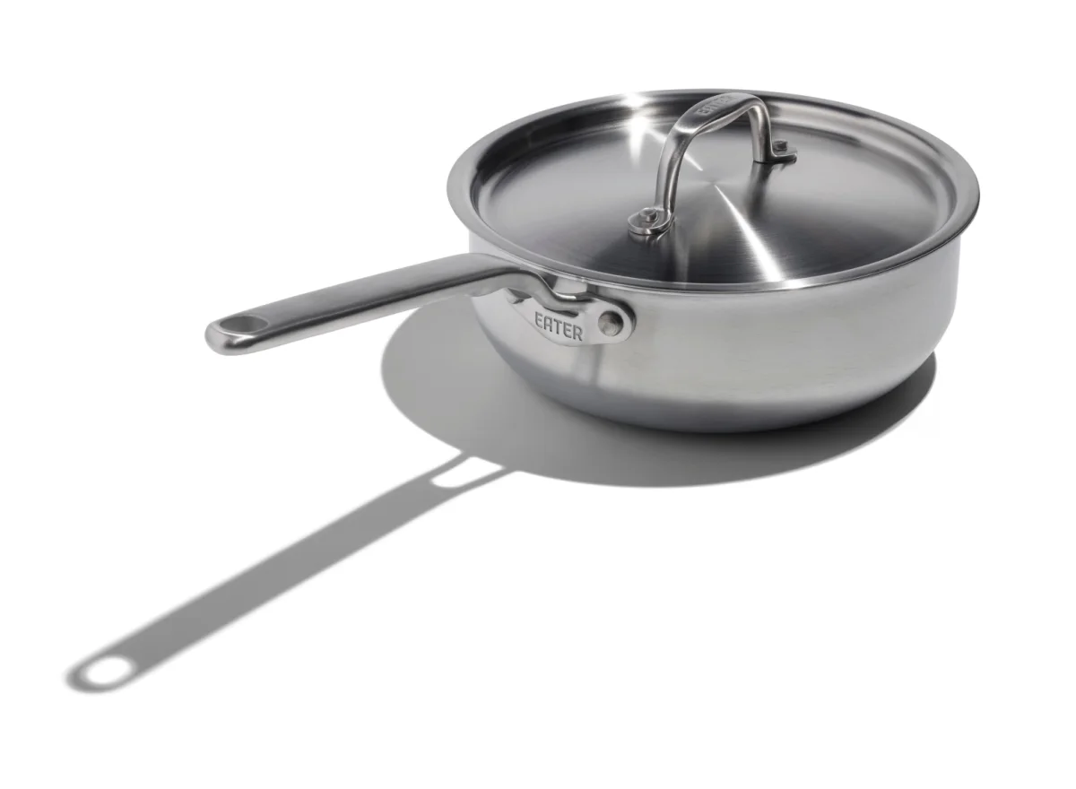 قدر صلصة منحني Eater x Heritage Steel خماسي الطبقات من الفولاذ المقاوم للصدأ بسعة 3 كوارت مع غطاء، صُنع في الولايات المتحدة (EAT-14309)
